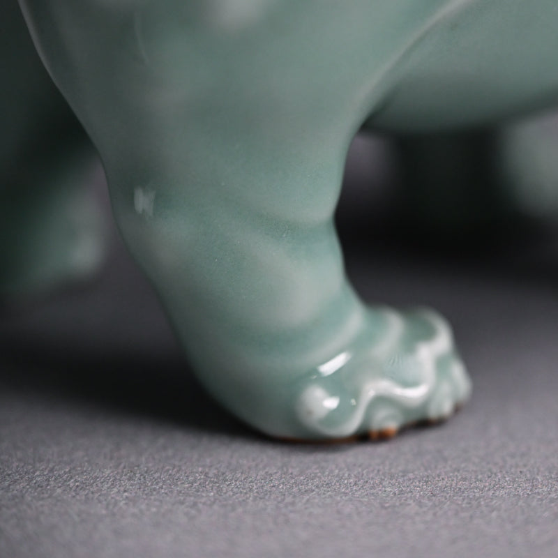 Antique Shishi Porcelain Okimono ー宮川 (真葛) 香山 “青磁釉 宋代式 獅子 置物”