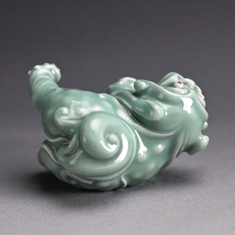 Antique Shishi Porcelain Okimono ー宮川 (真葛) 香山 “青磁釉 宋代式 獅子 置物”