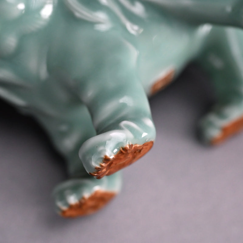 Antique Shishi Porcelain Okimono ー宮川 (真葛) 香山 “青磁釉 宋代式 獅子 置物”