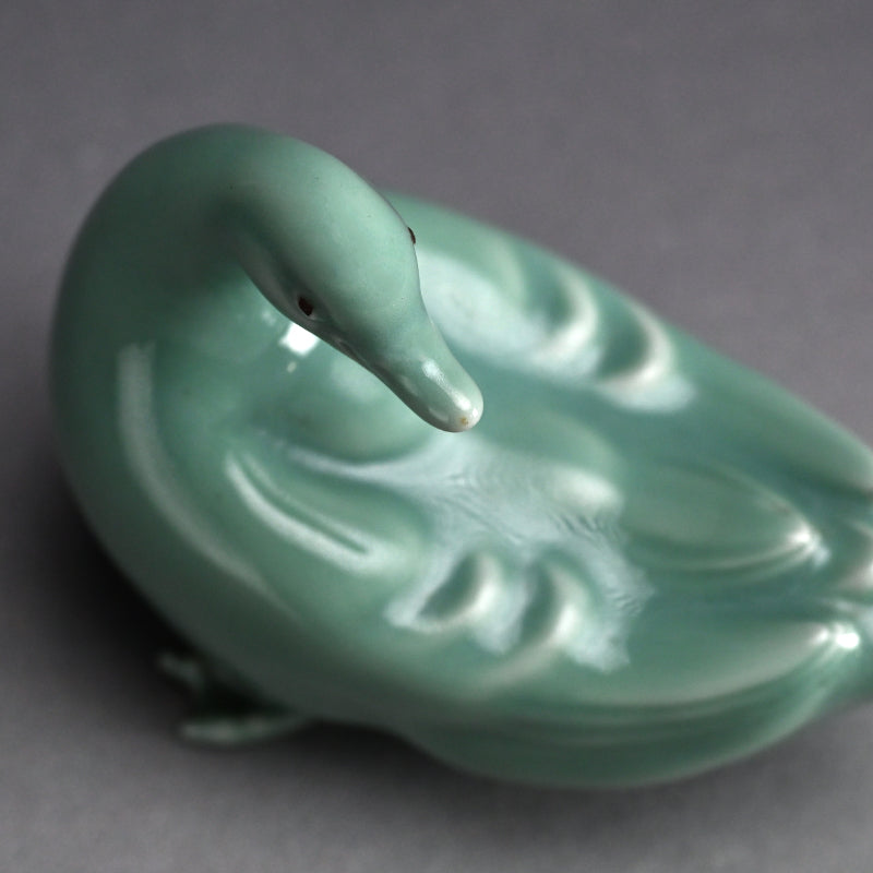 Antique Porcelain Duck Okimono ー宮川 (真葛) 香山 “青磁釉 漢式鴨 置物”