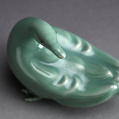 Antique Porcelain Duck Okimono ー宮川 (真葛) 香山 “青磁釉 漢式鴨 置物”
