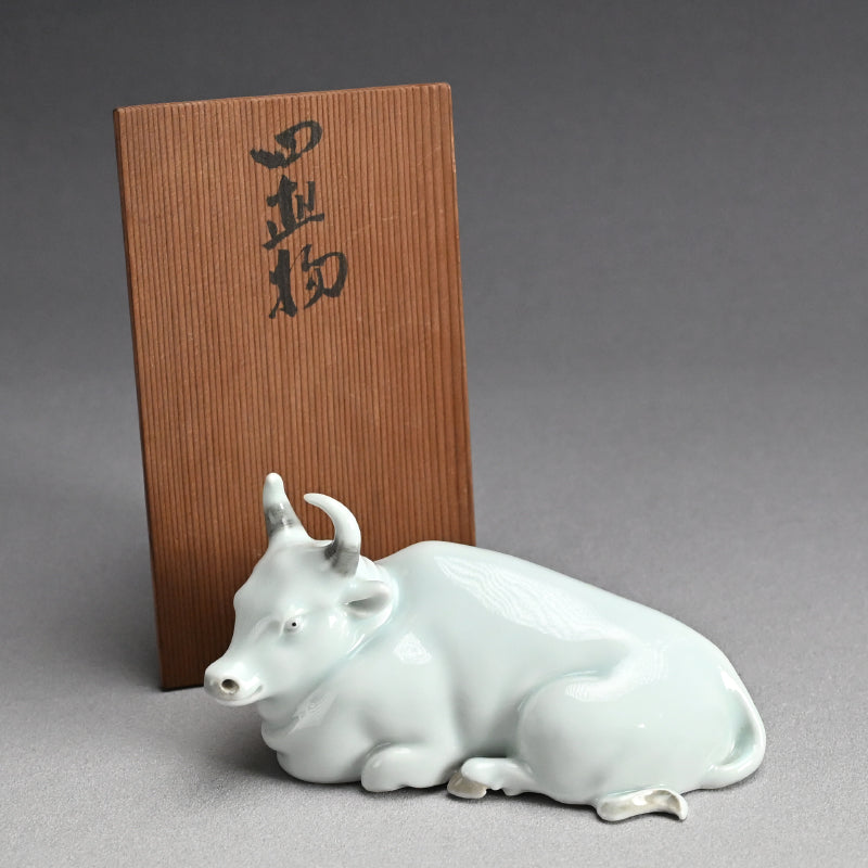Porcelain Bull Okimono ー宮川 (真葛) 香山 “臥牛 置物”