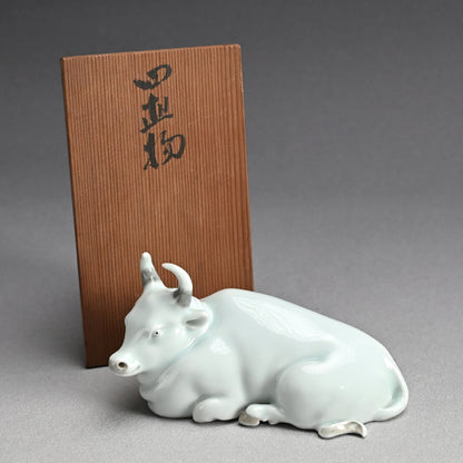 Porcelain Bull Okimono ー宮川 (真葛) 香山 “臥牛 置物”
