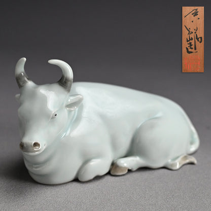 Porcelain Bull Okimono ー宮川 (真葛) 香山 “臥牛 置物”