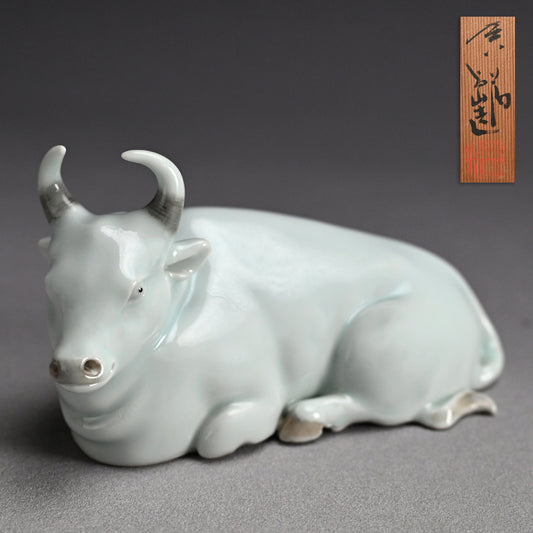 Porcelain Bull Okimono ー宮川 (真葛) 香山 “臥牛 置物”