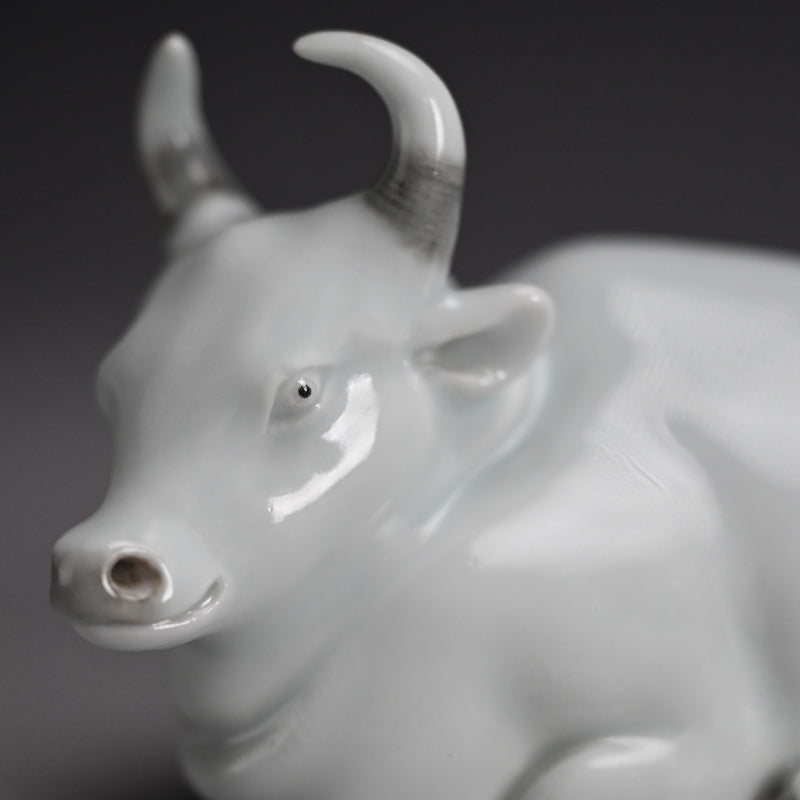 Porcelain Bull Okimono ー宮川 (真葛) 香山 “臥牛 置物”