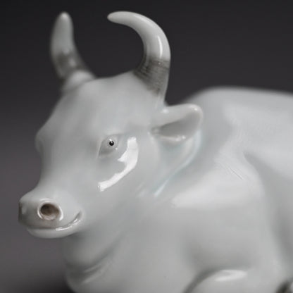 Porcelain Bull Okimono ー宮川 (真葛) 香山 “臥牛 置物”