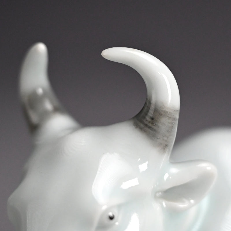 Porcelain Bull Okimono ー宮川 (真葛) 香山 “臥牛 置物”