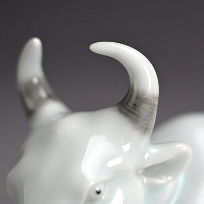 Porcelain Bull Okimono ー宮川 (真葛) 香山 “臥牛 置物”