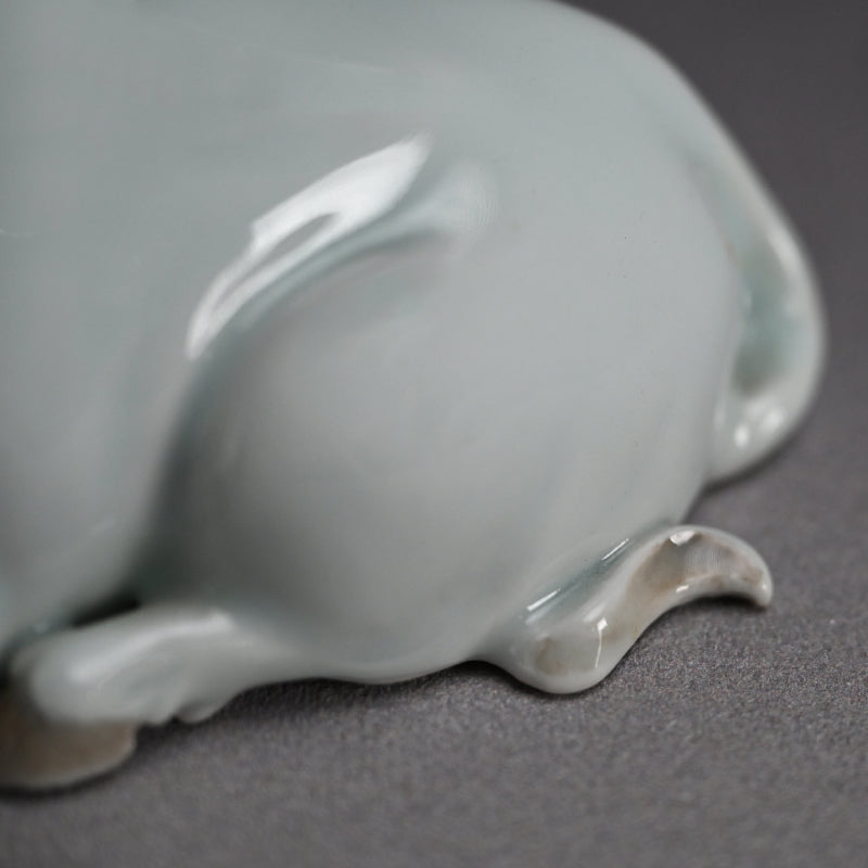 Porcelain Bull Okimono ー宮川 (真葛) 香山 “臥牛 置物”