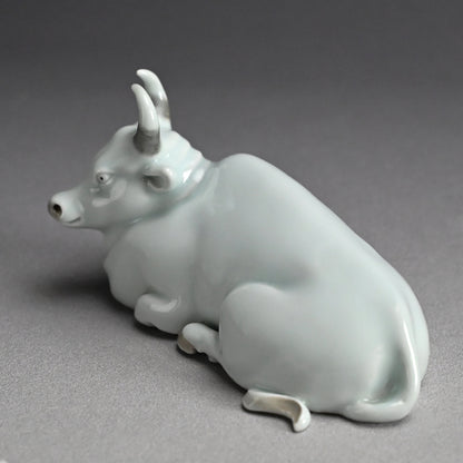 Porcelain Bull Okimono ー宮川 (真葛) 香山 “臥牛 置物”