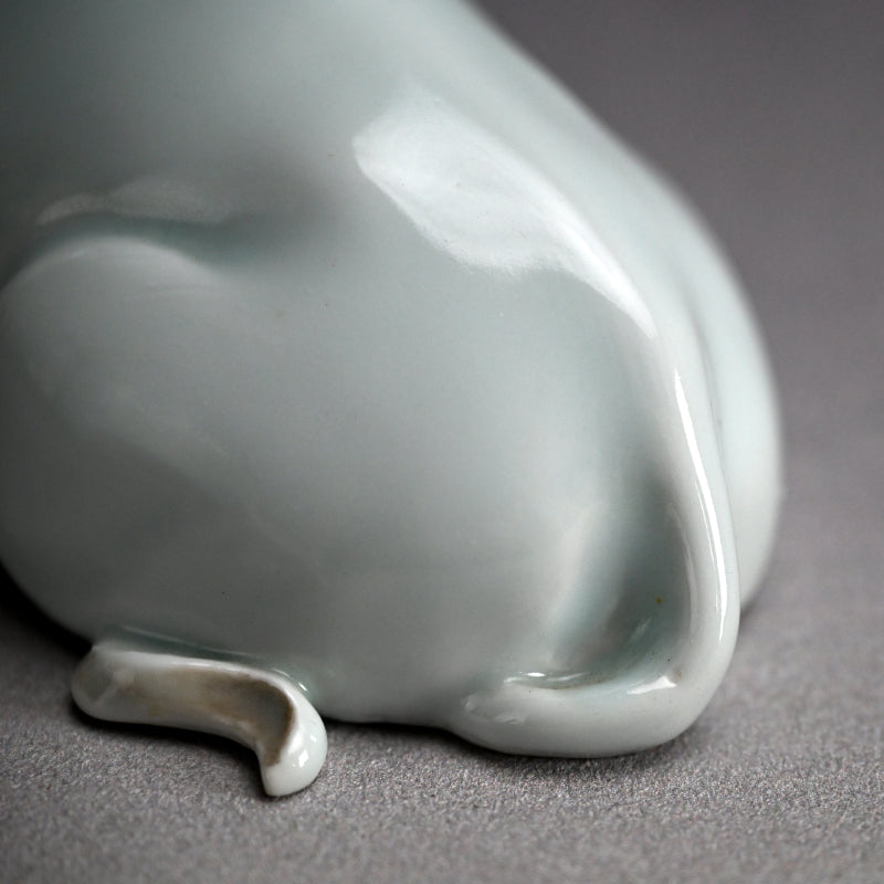 Porcelain Bull Okimono ー宮川 (真葛) 香山 “臥牛 置物”