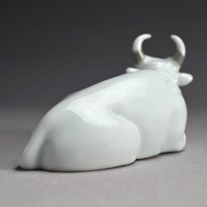 Porcelain Bull Okimono ー宮川 (真葛) 香山 “臥牛 置物”
