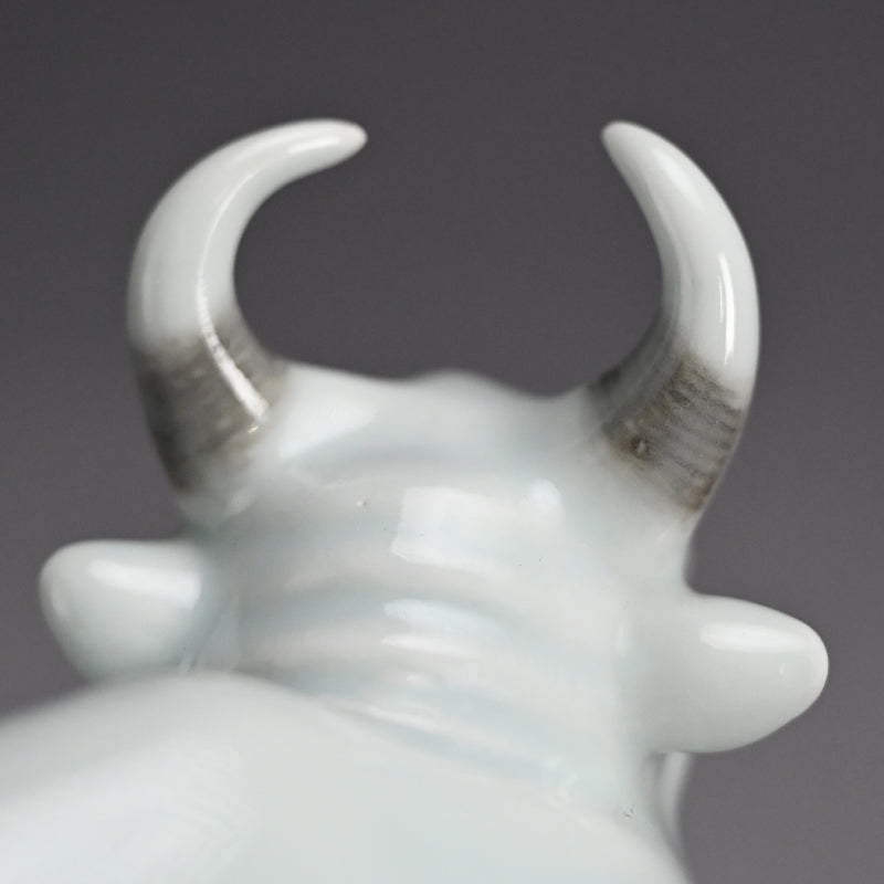 Porcelain Bull Okimono ー宮川 (真葛) 香山 “臥牛 置物”