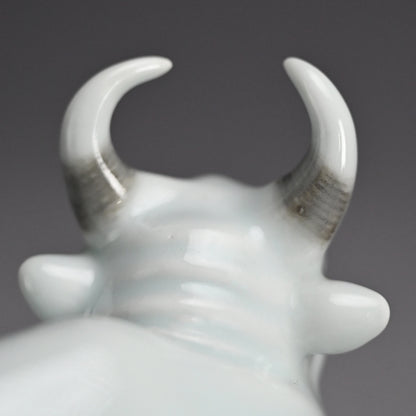 Porcelain Bull Okimono ー宮川 (真葛) 香山 “臥牛 置物”