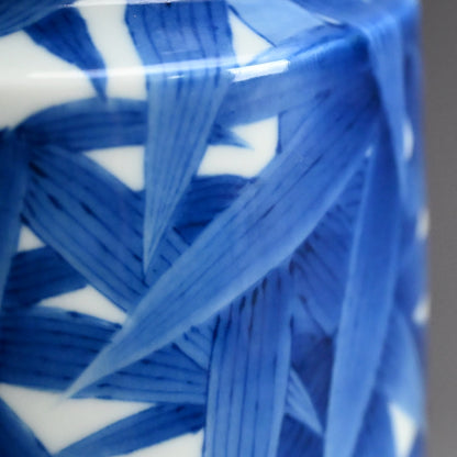 Antique Japanese Porcelain Vase ー宮川 (真葛) 香山 “青華 竹之畫 花瓶”