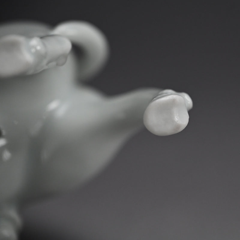 Porcelain Figurine ー宮川 (真葛) 香山 “白磁老子 置物”