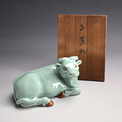 Japanese Porcelain Okimono ー宮川 (真葛) 香山 “青磁釉 牛置物”