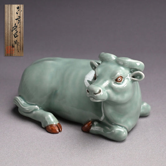 Japanese Porcelain Okimono ー宮川 (真葛) 香山 “青磁釉 牛置物”