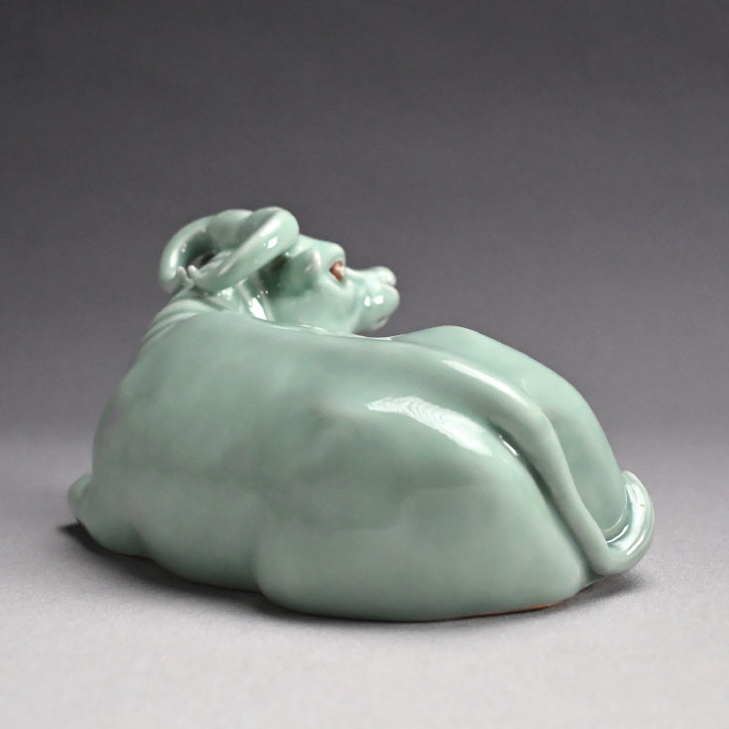 Japanese Porcelain Okimono ー宮川 (真葛) 香山 “青磁釉 牛置物”