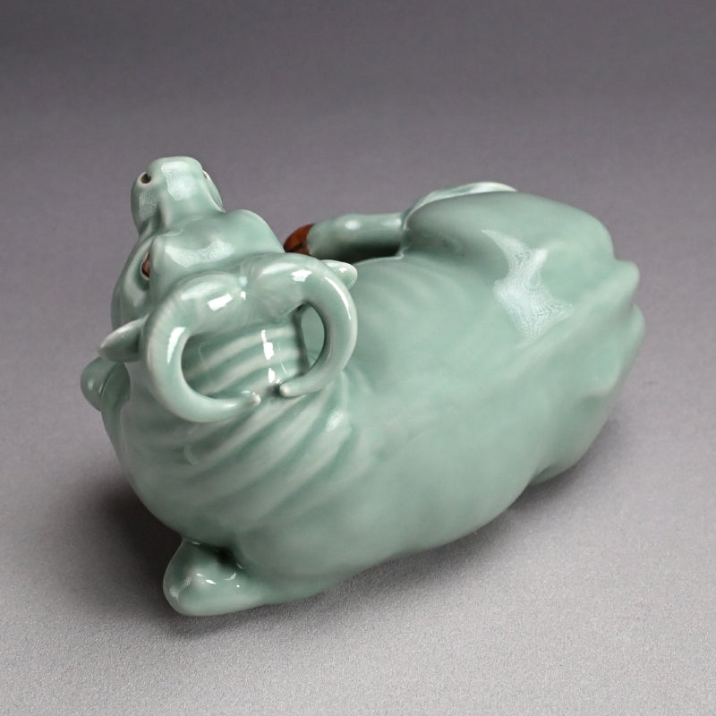 Japanese Porcelain Okimono ー宮川 (真葛) 香山 “青磁釉 牛置物”