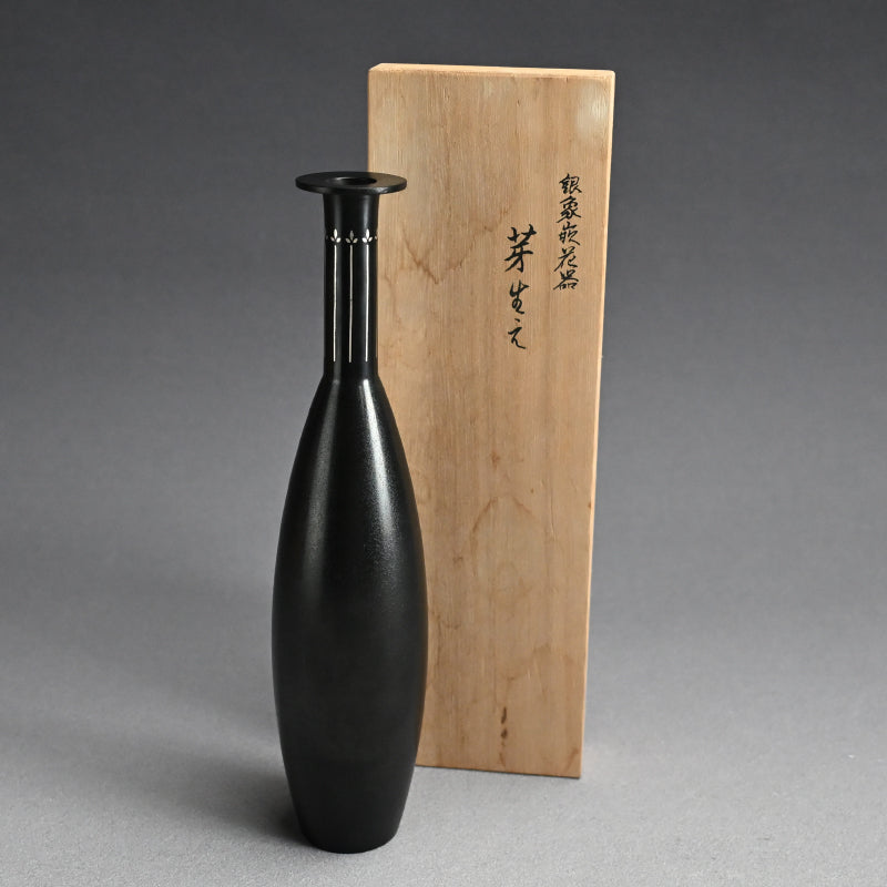 中川衛作 銀象嵌花器「芽生え」 – Kura Monzen Gallery