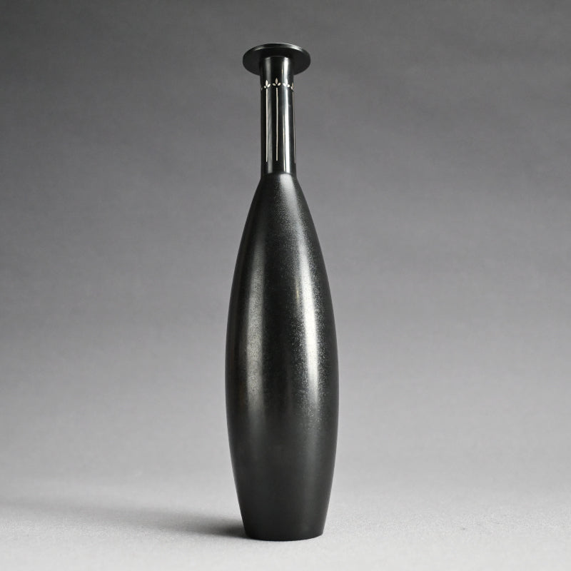 中川衛作 銀象嵌花器「芽生え」 – Kura Monzen Gallery
