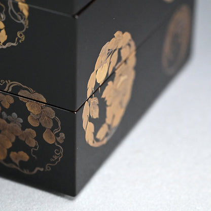 Exquisite Edo p. Japanese 4 Tiered Lacquer Box Set ー勝軍木庵 光英「花丸蒔画 重箱」