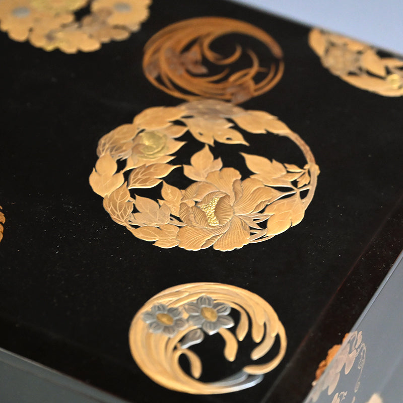 Exquisite Edo p. Japanese 4 Tiered Lacquer Box Set ー勝軍木庵 光英「花丸蒔画 重箱」