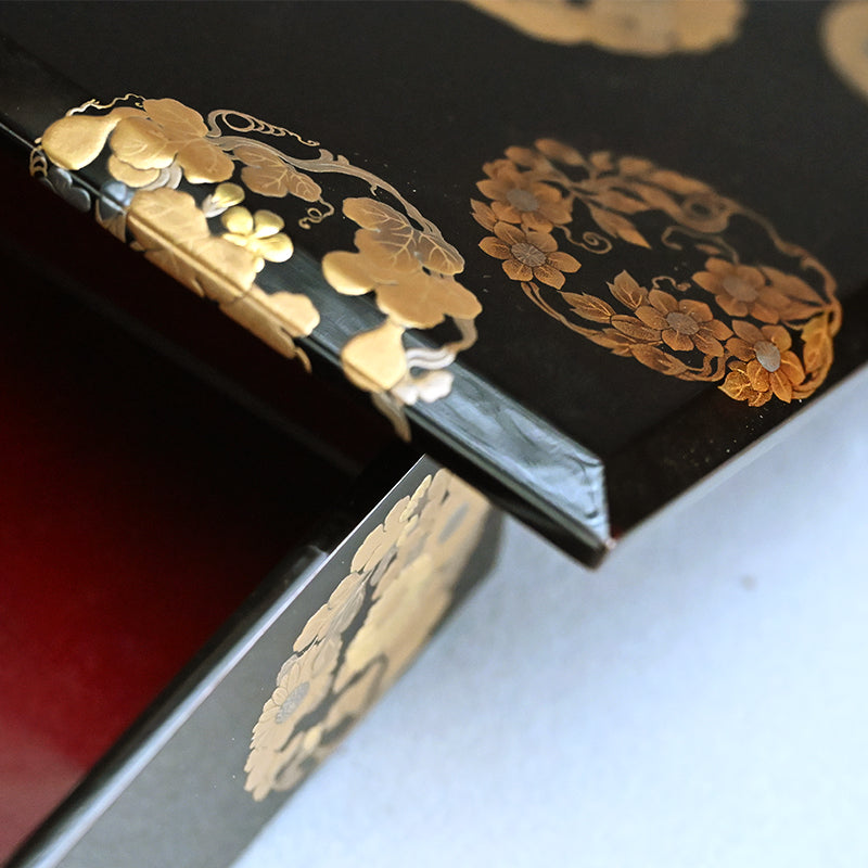 Exquisite Edo p. Japanese 4 Tiered Lacquer Box Set ー勝軍木庵 光英「花丸蒔画 重箱」
