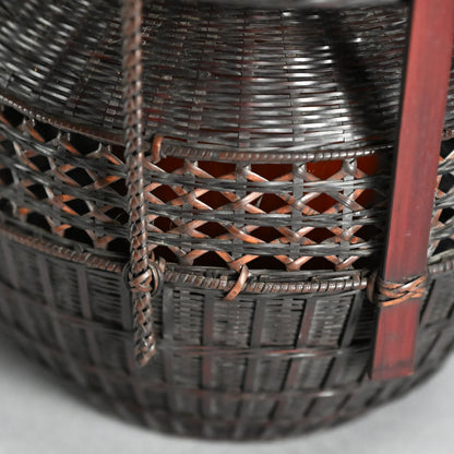Chinese Style Woven Bamboo Basket ー鈴木 竹朋斎 "唐物写 手付花籠"
