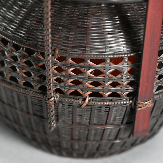 Chinese Style Woven Bamboo Basket ー鈴木 竹朋斎 "唐物写 手付花籠"