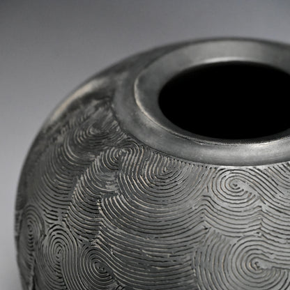 Kokuto Black Clay Wave Pattern Tsubo ー坂田 甚内 “黒陶窯変 波状文壺”