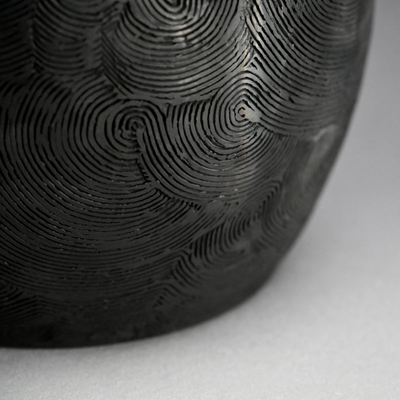 Kokuto Black Clay Wave Pattern Tsubo ー坂田 甚内 “黒陶窯変 波状文壺”