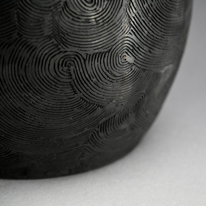 Kokuto Black Clay Wave Pattern Tsubo ー坂田 甚内 “黒陶窯変 波状文壺”