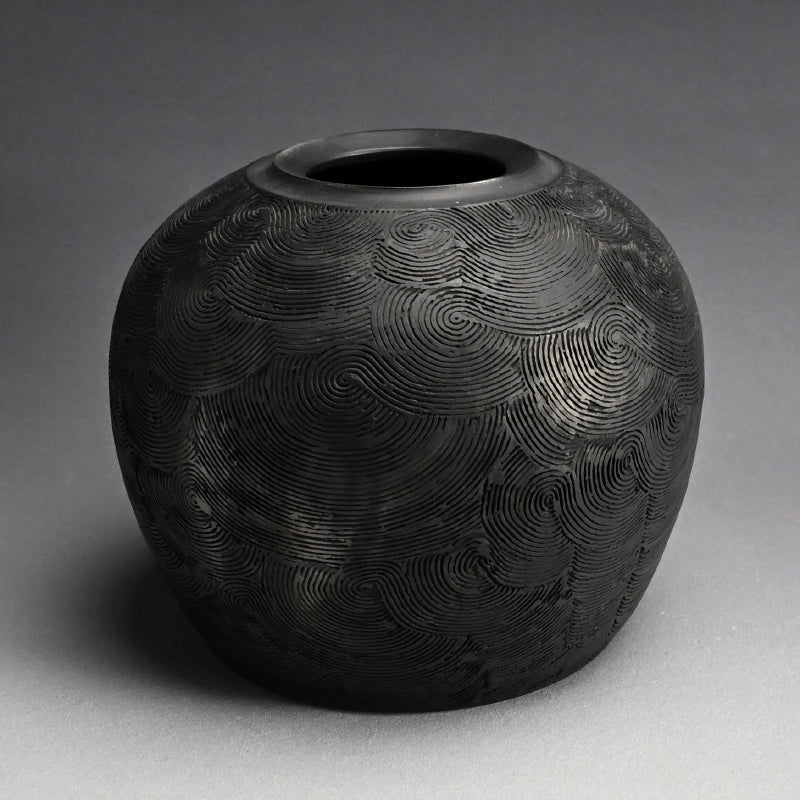 Kokuto Black Clay Wave Pattern Tsubo ー坂田 甚内 “黒陶窯変 波状文壺”