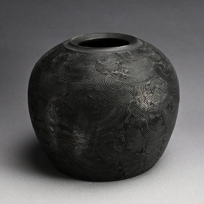 Kokuto Black Clay Wave Pattern Tsubo ー坂田 甚内 “黒陶窯変 波状文壺”