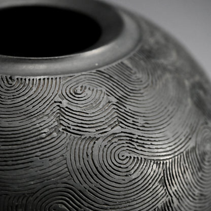 Kokuto Black Clay Wave Pattern Tsubo ー坂田 甚内 “黒陶窯変 波状文壺”