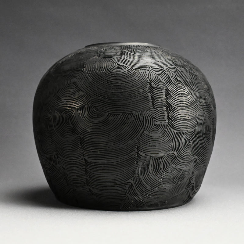 Kokuto Black Clay Wave Pattern Tsubo ー坂田 甚内 “黒陶窯変 波状文壺”