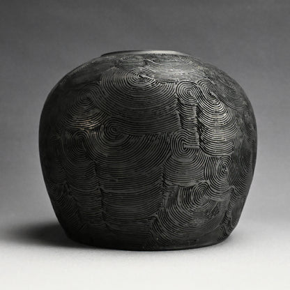 Kokuto Black Clay Wave Pattern Tsubo ー坂田 甚内 “黒陶窯変 波状文壺”