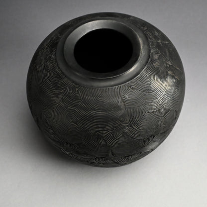 Kokuto Black Clay Wave Pattern Tsubo ー坂田 甚内 “黒陶窯変 波状文壺”