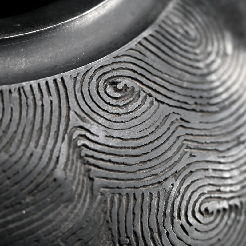 Kokuto Black Clay Wave Pattern Tsubo ー坂田 甚内 “黒陶窯変 波状文壺”