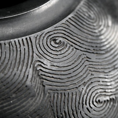 Kokuto Black Clay Wave Pattern Tsubo ー坂田 甚内 “黒陶窯変 波状文壺”