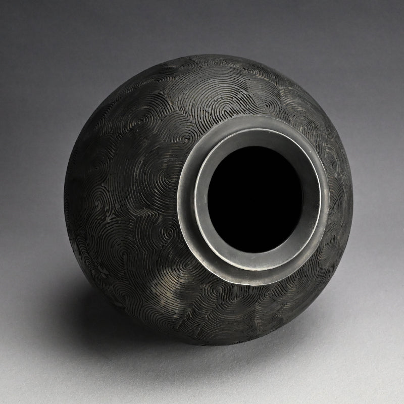坂田甚内 Kokuto Black Clay Wave Pattern Tsubo ー坂田 甚内 “黒陶窯変 波状文
