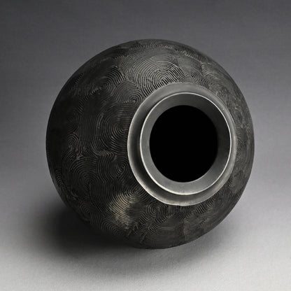 Kokuto Black Clay Wave Pattern Tsubo ー坂田 甚内 “黒陶窯変 波状文壺”