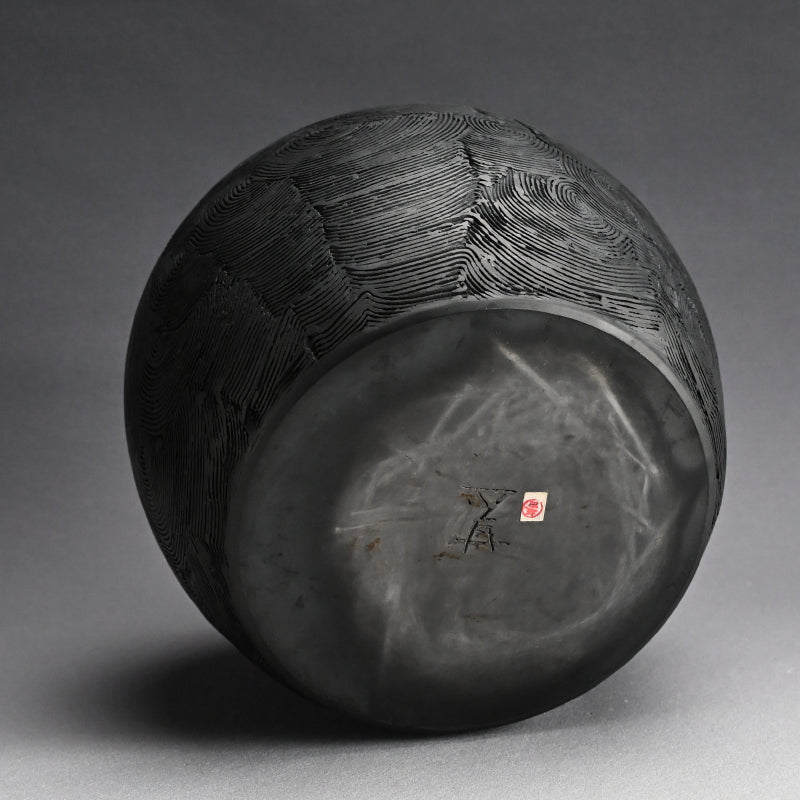 Kokuto Black Clay Wave Pattern Tsubo ー坂田 甚内 “黒陶窯変 波状文壺”