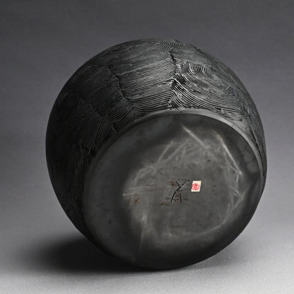 Kokuto Black Clay Wave Pattern Tsubo ー坂田 甚内 “黒陶窯変 波状文壺”