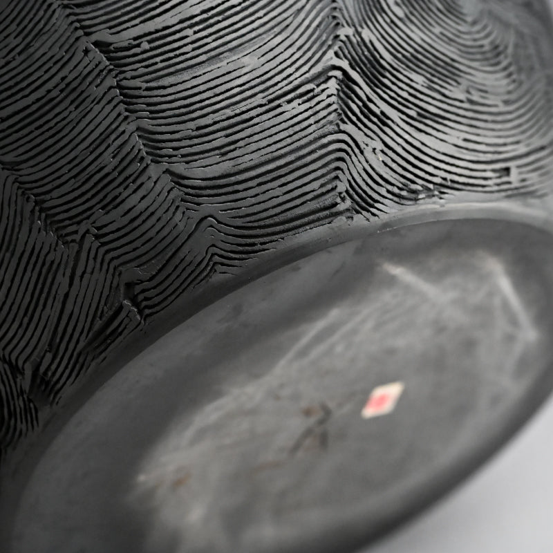 Kokuto Black Clay Wave Pattern Tsubo ー坂田 甚内 “黒陶窯変 波状文壺”