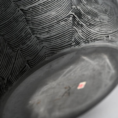 Kokuto Black Clay Wave Pattern Tsubo ー坂田 甚内 “黒陶窯変 波状文壺”