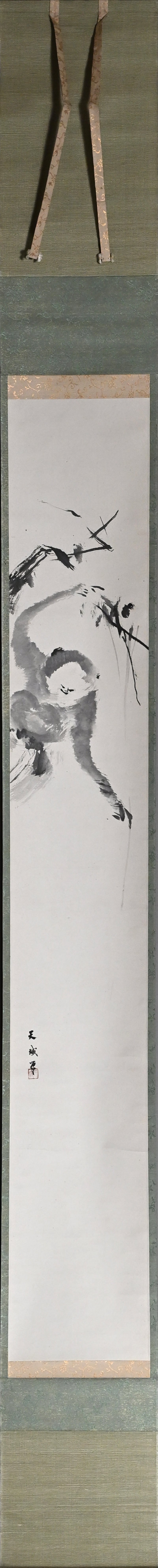 Scroll Pair, Monkeys Grasping for the Moon ー本多 天城 “猿猴圖”